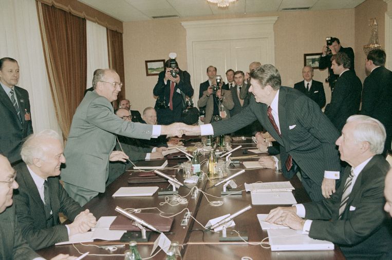 Handjes schudden met Ronald Reagan, president van de VS. De twee sloten baanbrekende wapenakkoorden. Beeld Bettmann Archive
