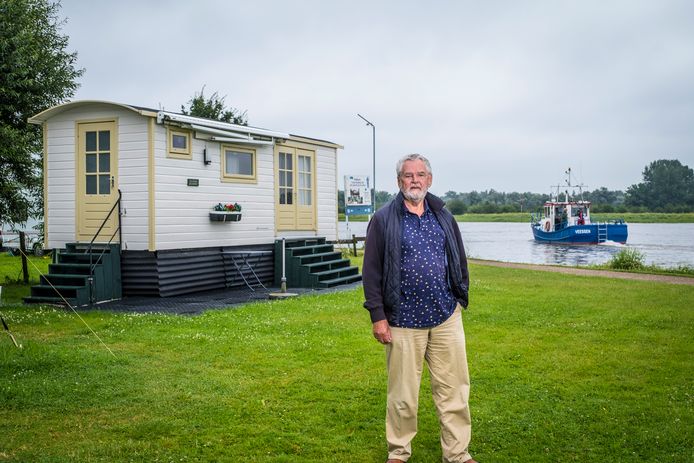 Gert en Leida van Veen Nunspeet hebben al tientallen jaren een plek voor hun pipowagen in de haven van Veessen. Met de verkoop van het gebied moeten zij tot hun grote verdriet voor het eind van het jaar vertrekken. Nu zoeken ze een schuurtje of opslagplek in Veessen, waar ze hun klapstoelen kunnen neerzetten, zodat ze in de zomermaanden toch gemakkelijk kunnen neerstrijken om op hun favoriete plekje te zitten.