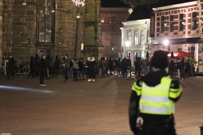 Demonstranten protesteren in Enschede tegen de avondklok.