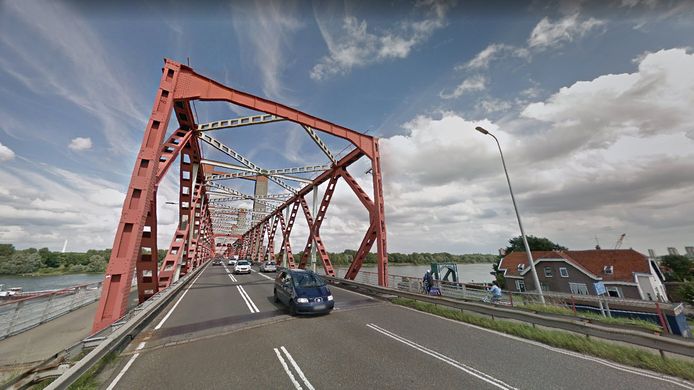 De Spijkenisserbrug over de Oude Maas tussen Hoogvliet en Spijkenisse.