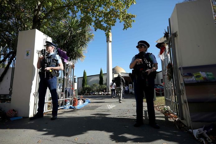 Gewapende politie bewaakt de Al Noor-moskee in Christchurch.
