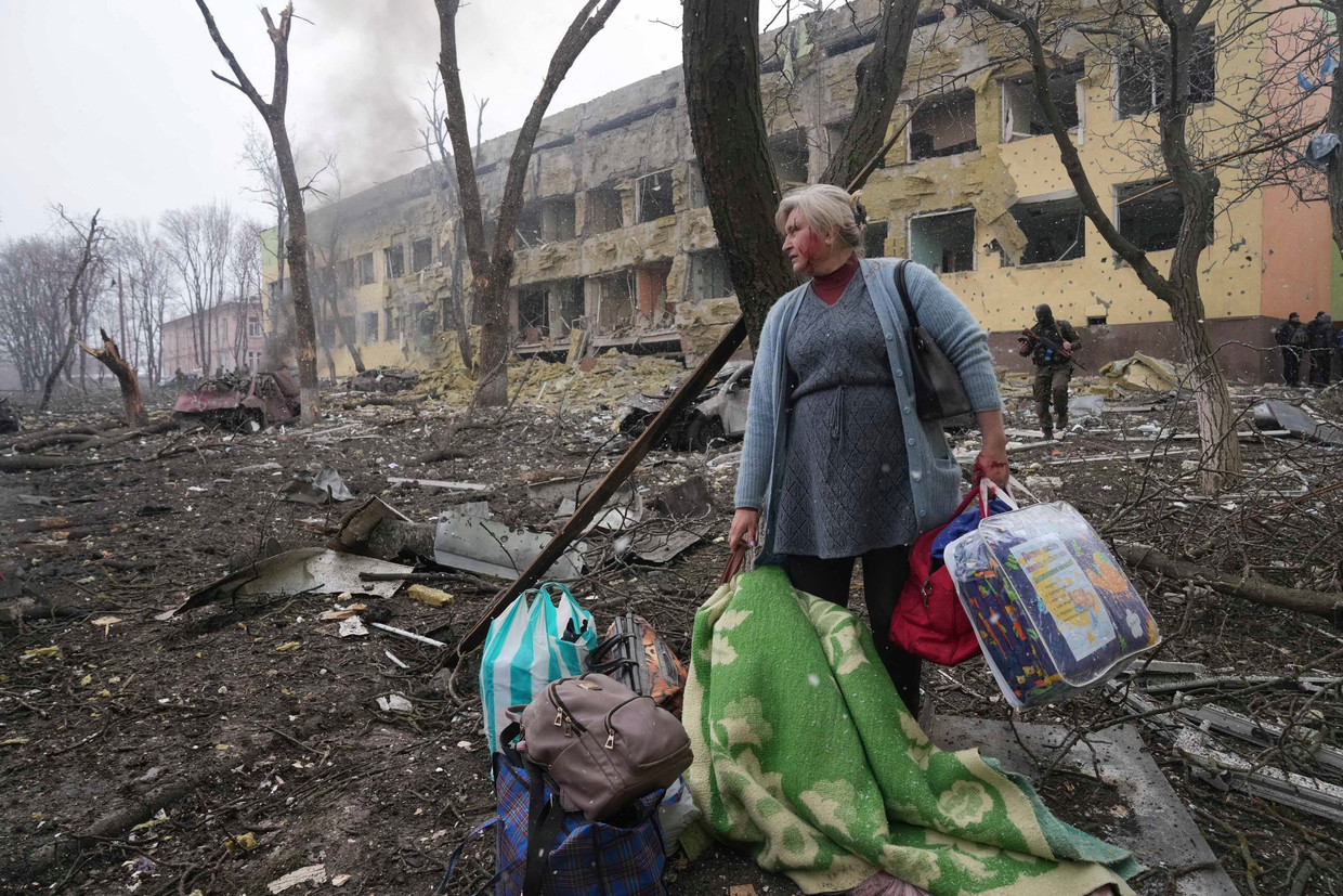 Op 9 maart verwoestten Russische raketten een kraamkliniek in Marioepol. Beeld AP