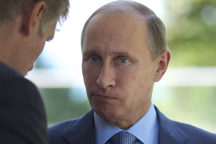 Vladimir Poetin in gesprek met woordvoerder Dmitri Peskov. (Archiefbeeld)