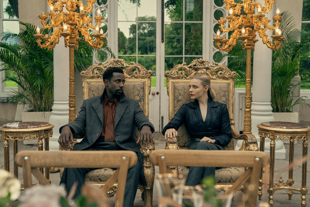 Gary Carr en Chloe Grace Moretz in 'The Peripheral'. Beeld Sophie Mutevelian/Prime Video