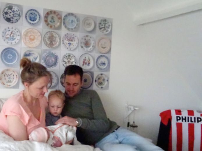 Christophe Renders moest zondag tijdens PSV-Ajax halsoverkop vanuit Eindhoven naar huis in Den Bosch. Bij zijn vrouw Marleen, die pas zaterdag de 21 was uitgerekend, waren de vliezen gebroken. Een paar uur later was dochter Lize geboren, net als broertje Cas twee jaar geleden, op de dag dat PSV kampioen werd.