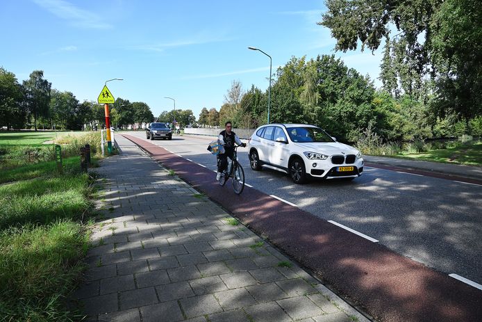 De Stoofweg brug wordt veel door fietsers gebruikt. De brede weg is uitnodigend om hard te rijden. Daardoor is het voor fietsers onveilig.