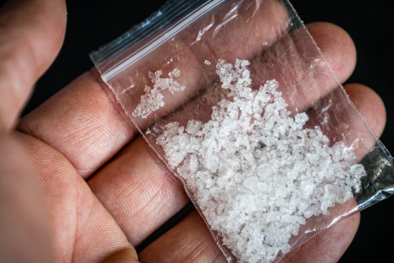 Een zakje met daarin de designerdrug 3-MMC. De drug staat op Lijst II van de Opiumwet en is daarmee officieel verboden.