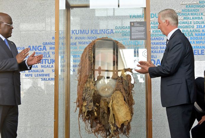 Koning Filip en eerste minister Alexander De Croo hebben eerder vandaag al een masker uit het AfricaMuseum overhandigd aan het Nationaal Museum van Congo (MNRDC).