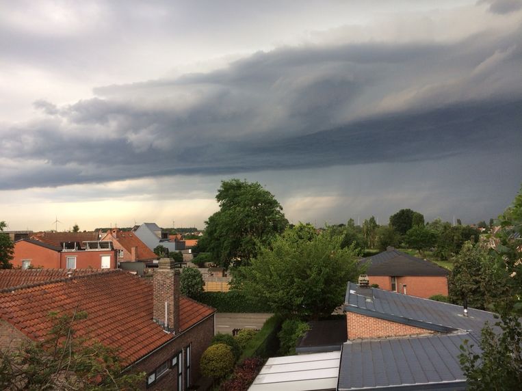 Het onweer kondigde zich ook in Antwerpen aan met spectaculaire wolkenformaties. Beeld PhT