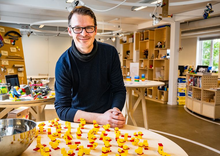 Legohistoricus Kristian Reimer Hauge: ‘In ’62 vinden ze in Billund het wiel opnieuw uit. Met een slim systeem kunnen kinderen voortaan bouwsels ook laten rijden.’ Beeld Joel Hoylaerts / Photonews