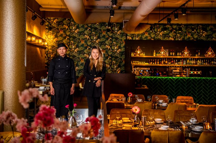 Middy Chan (rechts), hier met haar chefkok, runt op jonge leeftijd haar eigen restaurant Mr. Xi Asian Bistro aan de Oostwaarts in Zoetermeer.