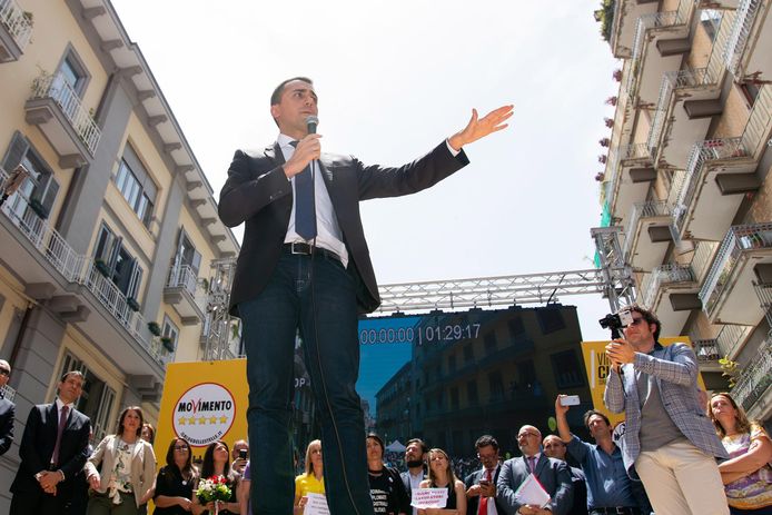 Topman Luigi Di Maio van de Vijfsterrenbeweging houdt een speech tijdens de campagne.
