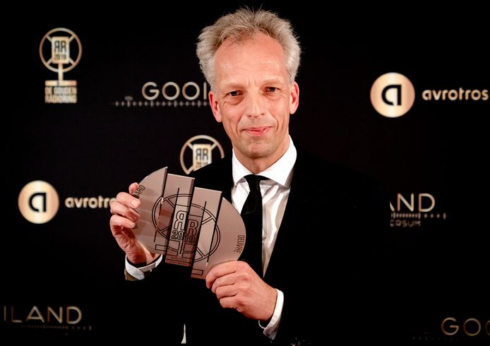 Sjors Fröhlich met de Oeuvre Award tijdens het Gouden RadioRing Gala 2019.