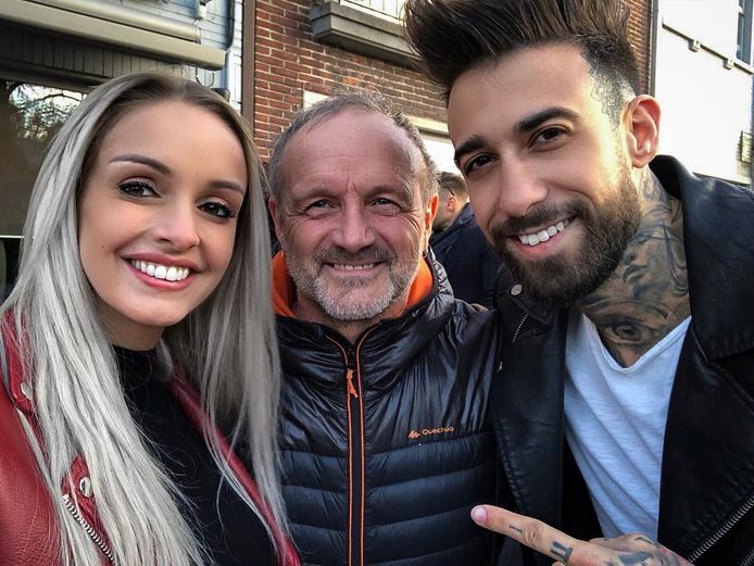 Pommeline met haar vader en Fabrizio tijdens de opening van hun tattoozaak in Merelbeke.