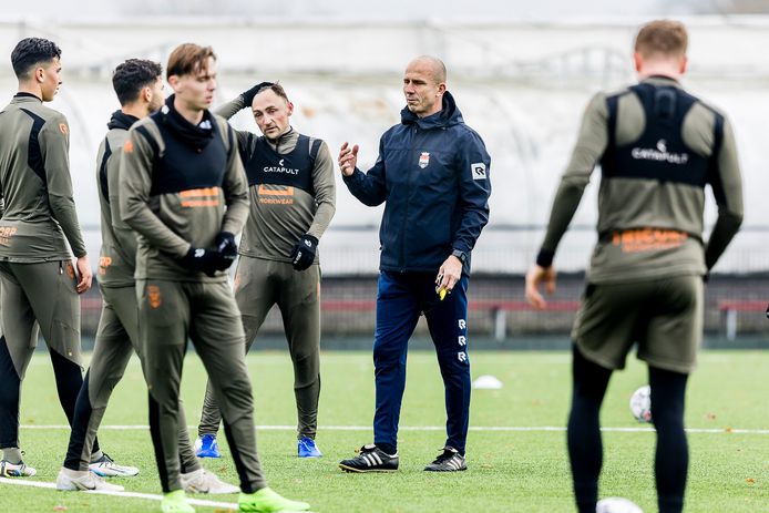 Reinier Robbemond op het trainingsveld van Willem II: hij is begonnen aan zijn tweede termijn als interim-trainer in Tilburg.
