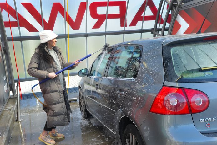 Deneb Akka geeft haar Golf een beurt.