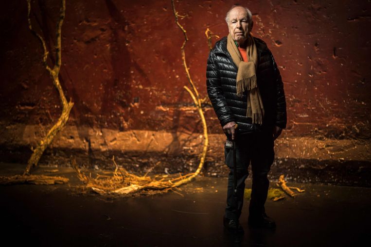 Peter Brook in 2018 in het Parijse theater Les Bouffes du Nord.  Beeld AFP