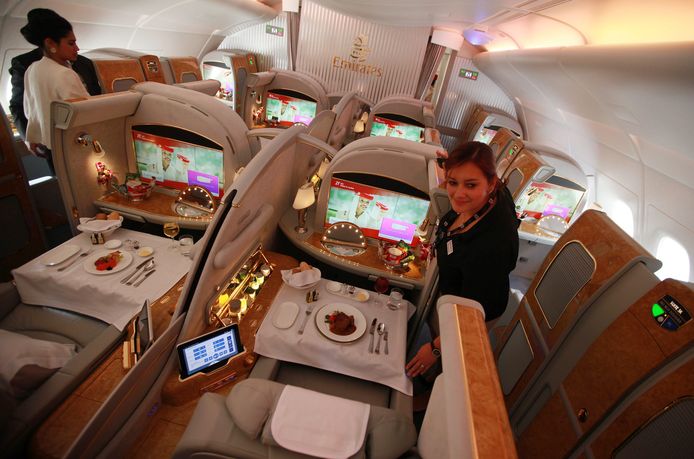 Stoelen in de eerste klasse van de gerenommeerde luchtvaartmaatschappij Emirates.
