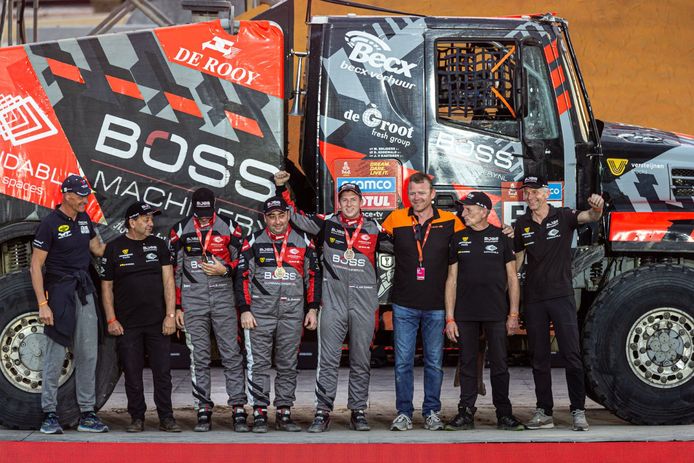 Janus van Kasteren en zijn team tijdens de huldiging in Dammam. Rechts naast de winnaar Gerard de Rooy.