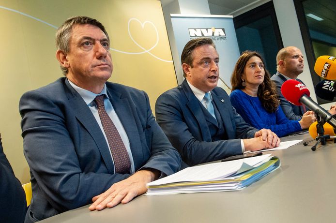 Vlnr. Jan Jambon, N-VA-voorzitter Bart De Wever, Zuhal Demir en Theo Francken.