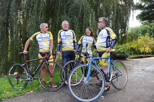 Voorzitter Peter van Helvoort (tweede van links) op archiefbeeld met leden van toerclub De Pionier uit Raamsdonksveer. 'Laat ons het juiste perspectief houden, het is maar hobby'.