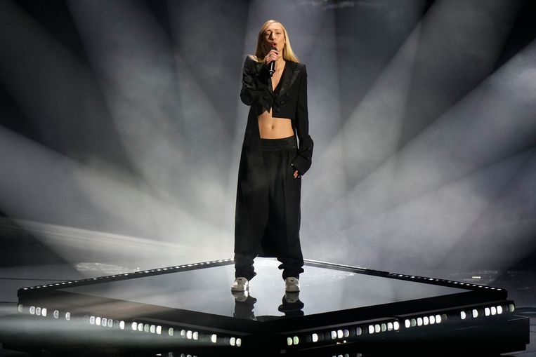 Billenknijpen voor S10 zangeres moet lang wachten maar is door naar Songfestivalfinale