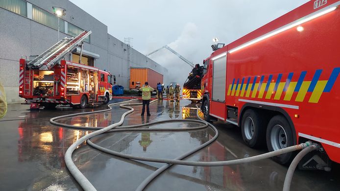 De brandweer is sinds vanochtend ter plaatse bij Tropack in Gent.