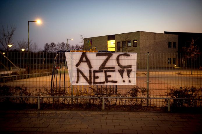 Spandoeken tegen azc in Ewijk ook binnen weer weg | Beuningen ...