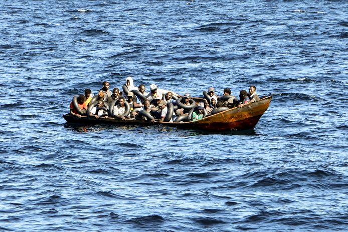 Archiefbeeld van een groep Afrikaanse migranten op een bootje op de Middellandse Zee. (Augustus 2023)