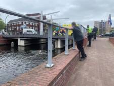 Verwarde man jaagt mensen stuipen op het lijf in binnenstad, duikt daarna water in