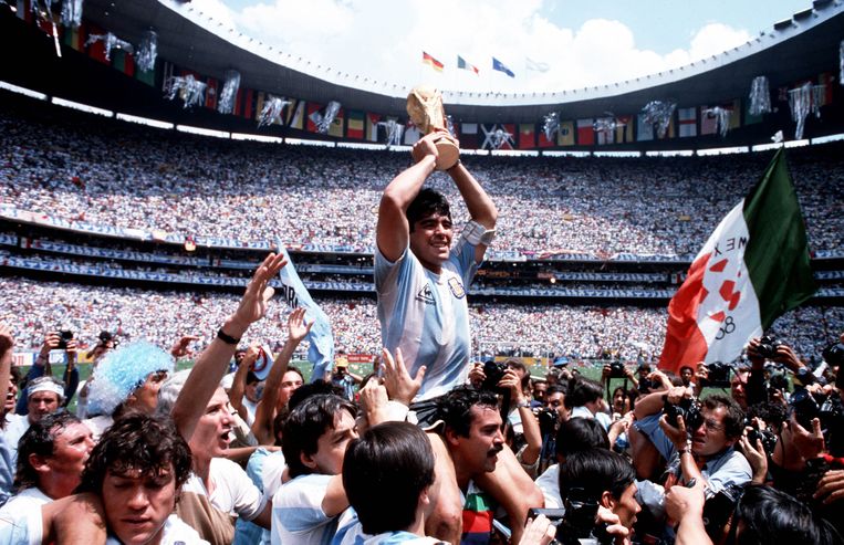 Maradona viert de WK-overwinning in 1986. Beeld Getty Images