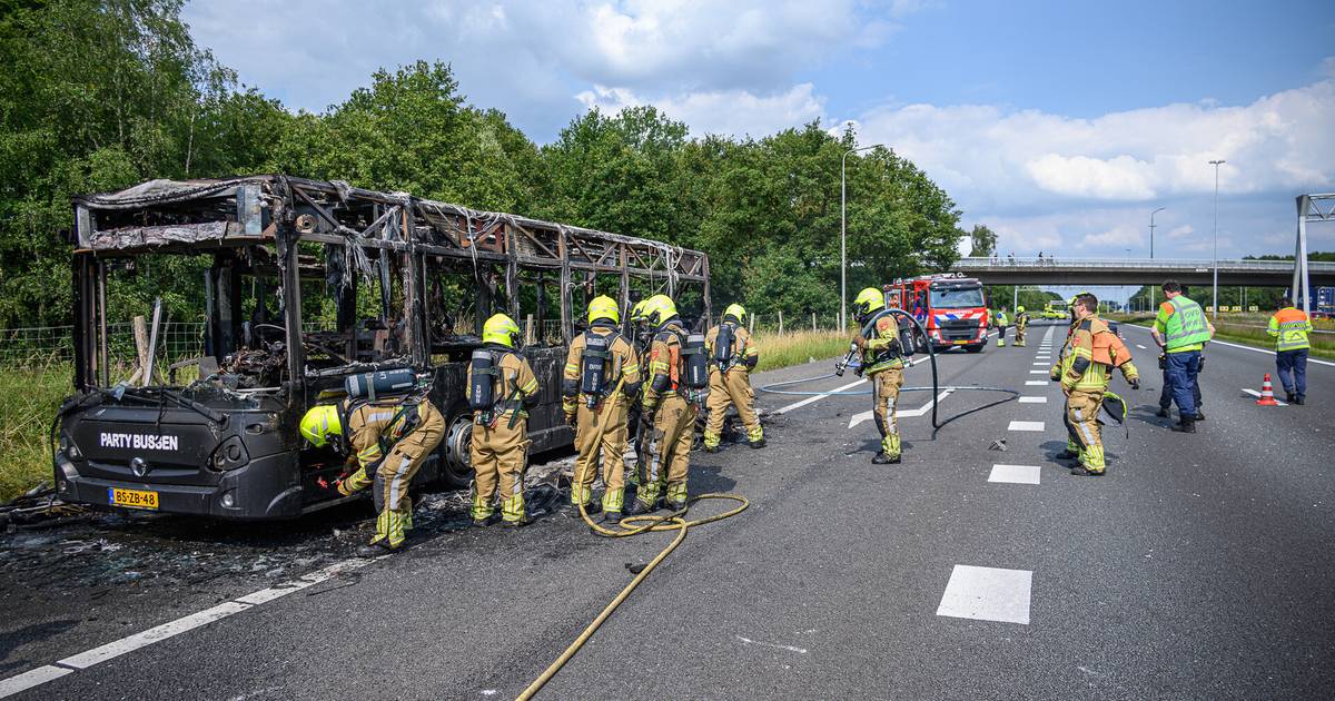 Chauffeur van partybus die in brand vloog had net groep vrienden naar Guus Meeuwis gebracht: ‘Zag ro