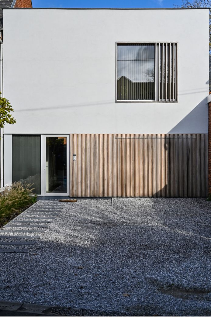 De gevel van het huis valt op met houten elementen.