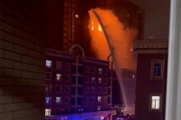 Brand in een flatgebouw in Urumqi (beeld van video). Beeld AP