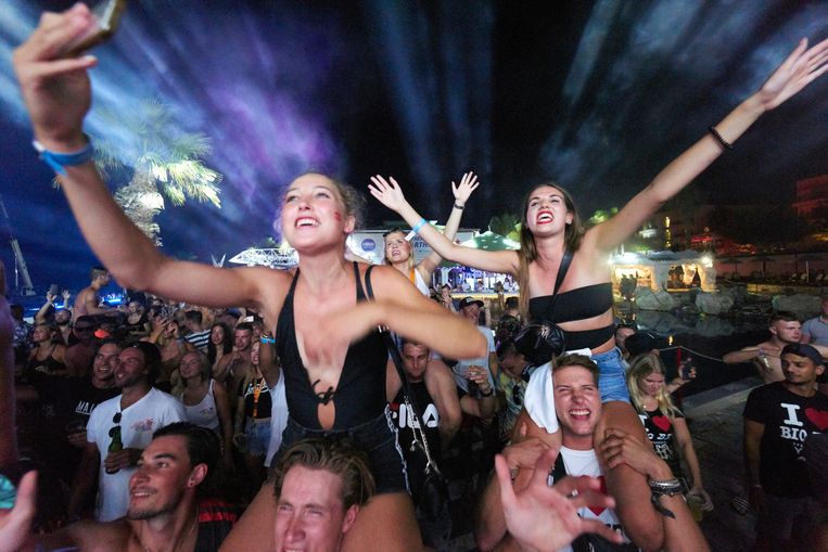 Ambiance op het Starbeach-festival in Chersonissos, Kreta.  Beeld © Benjamin Egerland