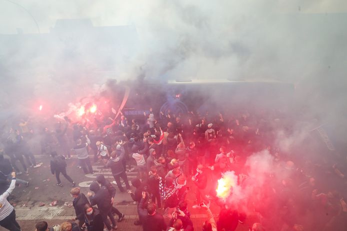 supporters wachten op de spelersbus van Club Brugge op de Platse van St Andries