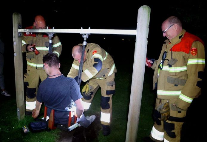 De brandweer ging zondagavond af op een melding van een vastzittend kind in een schommel aan de Lopeshoeve in Vught.