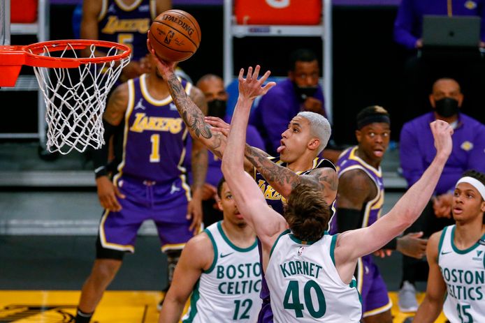 Kyle Kuzma gaat richting de basket.