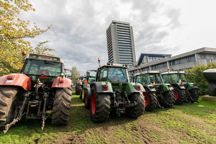 Ruim een jaar geleden protesteerden boeren massaal bij het provinciehuis tegen de strengere milieu-eisen van de provincie. Ze krijgen nu extra tijd dankzij de nieuwe, rechtse coalitie.