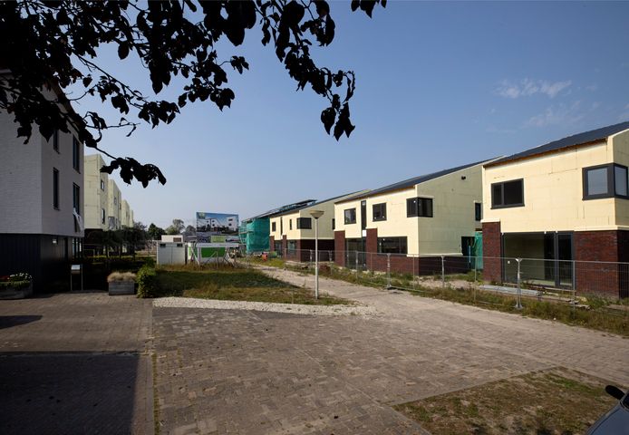 De niet-voltooide woningen in het project Houtse Akker in Helmond.