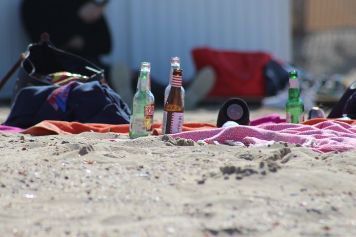 Een beeld van eind maart in Knokke: flesjes drank op het strand. Verboden te verkopen in strandbars, maar wel toegelaten te consumeren