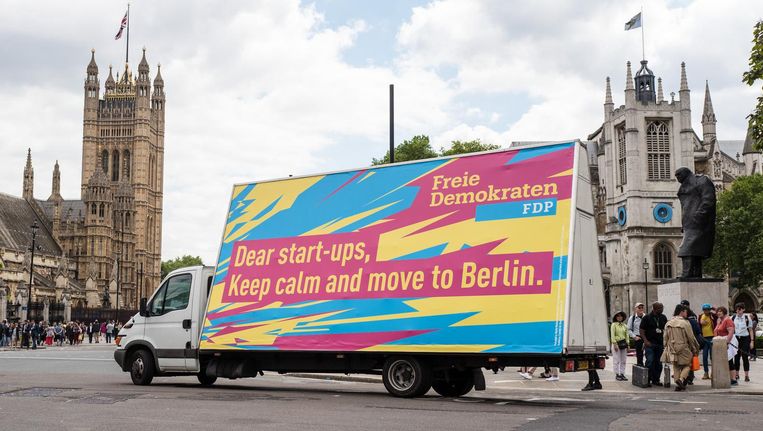 Reclame in Londen na het EU-referendum, waarin de Duitse liberale partij FDP jonge Britse ondernemers oproept om zich in Berlijn te vestigen. Beeld Rob Pinney / Hollandse Hoogte