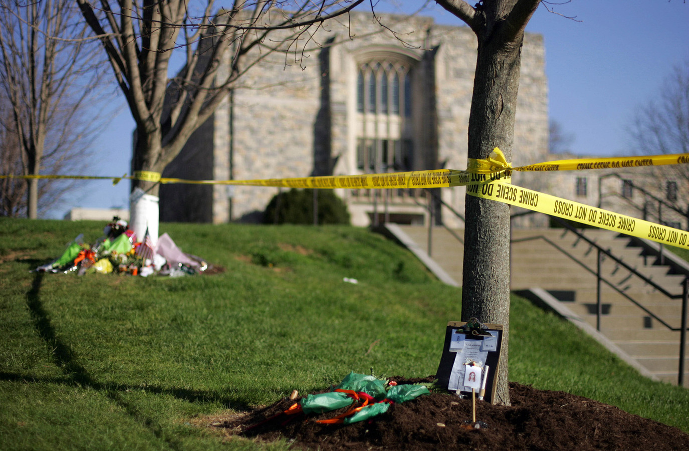 Bloemen voor de slachtoffers van Virginia Tech in 2007.