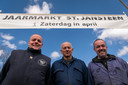 (Vlnr.) Voorzitter Nico van Putte, Fons Dobbelaer en Pieter Suy steken met vele anderen hun handen uit de mouwen om de jaarmarkt in Sint Jansteen tot een succes te maken.