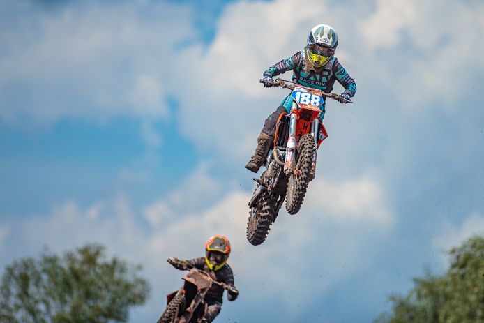 Shana van der Vlist is leider in het EK motocross, met nog drie weekeinden voor de boeg.