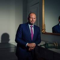 ‘Theo is Theo: we kennen hem intussen’: hoe de minister van Defensie al tweetend weer voor controverse zorgt