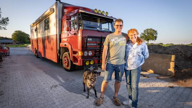 Hans en Vera uit Rijssen wonen straks zuinig in zelfgebouwde ‘oliebol­len­kraam’: ‘Maar 16 euro per jaar kwijt aan gas’