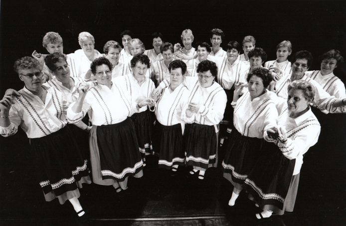 Leden van de Reuselse dansgroep Shanah bij de viering van hun 100ste bestaansjaar (1995).