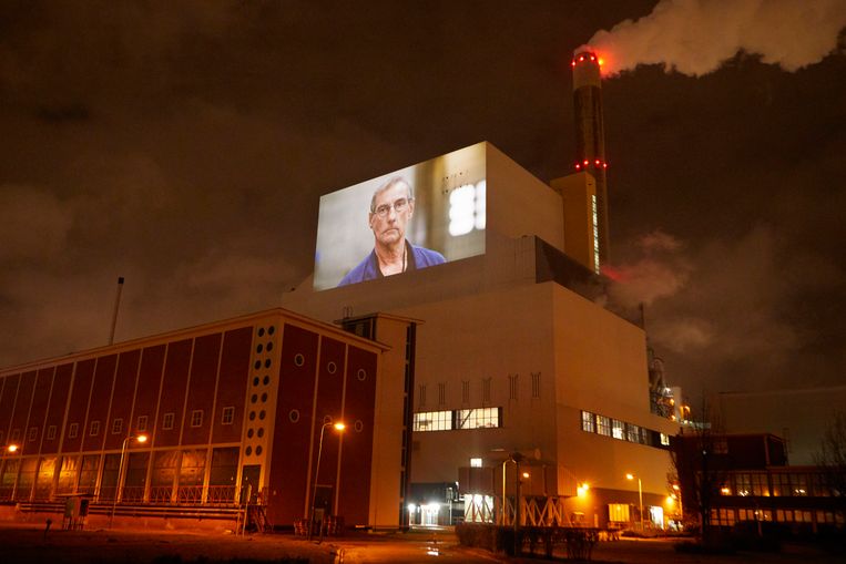 De Hemweg 8 blies gisteren zijn laatste rookwolken uit.   Vattenfall heeft zijn enige kolencentrale in Nederland gesloten. Op de muur van de Amsterdamse centrale, als eerbetoon, levensgrote portretten van werknemers, gemaakt door Henk ­Wildschut.   Beeld Henk Wildschut