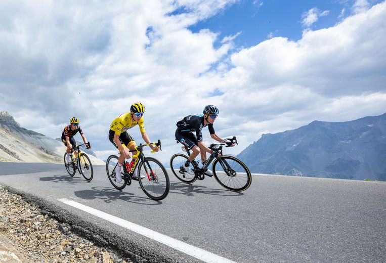 Van links naar rechts: De Deen Jonas Vingegaard, de Sloveen Tadej Pogacar in het geel en de Fransman op de Col du Galiber.
 Beeld Klaas Jan van der Weij / de Volkskrant